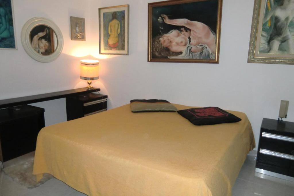 Een bed of bedden in een kamer bij Rosa Fresca