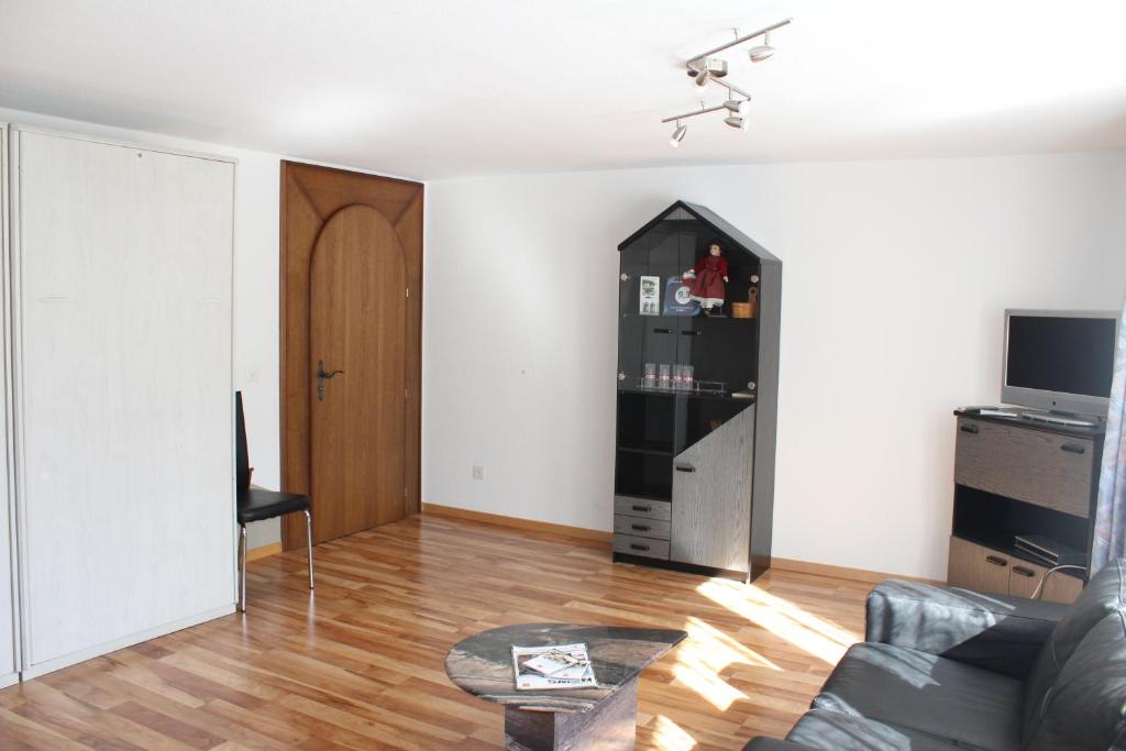 TV a/nebo společenská místnost v ubytování Ferienwohnung Silberdistel, Saastalstrasse 178