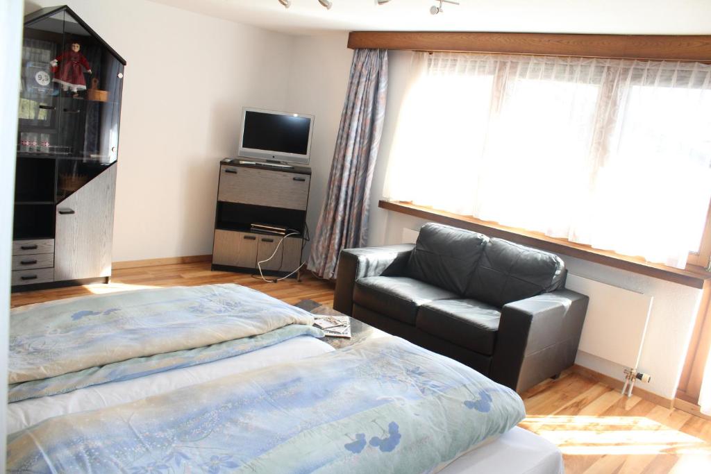 Postel nebo postele na pokoji v ubytování Ferienwohnung Silberdistel, Saastalstrasse 178
