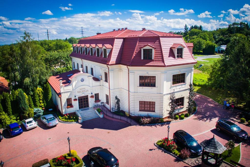 uma vista aérea de uma casa com um telhado vermelho em Hotel Jarosław em Jarosław