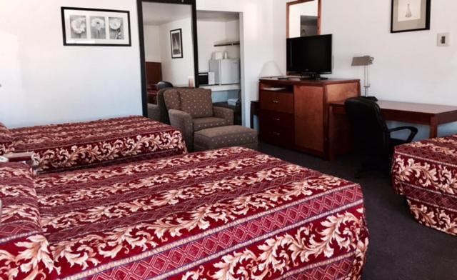 Maple Inn and Suites Los Banos - Luxe Drievoudige Kamer
