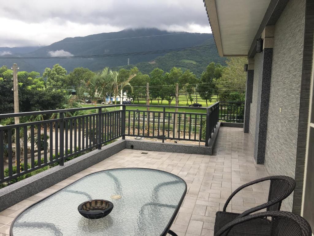 Vista generica sulle montagne o vista sulle montagne dall'interno della stanza in casa privata