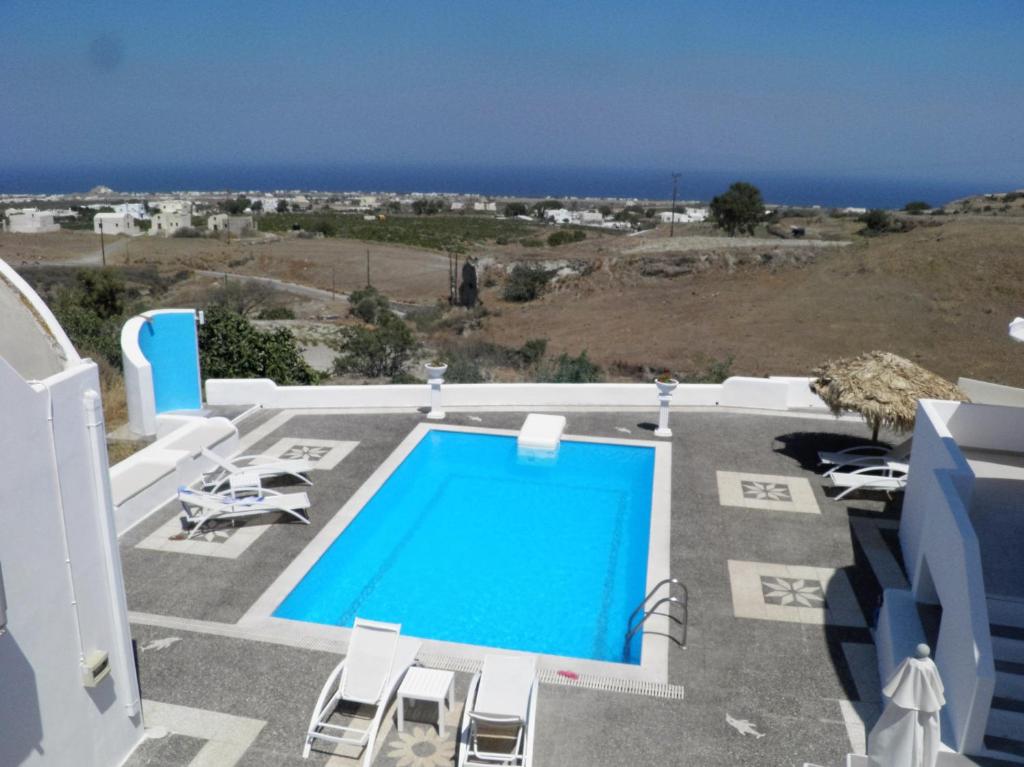 Bazén v ubytování Santorini Traditional Suites nebo v jeho okolí