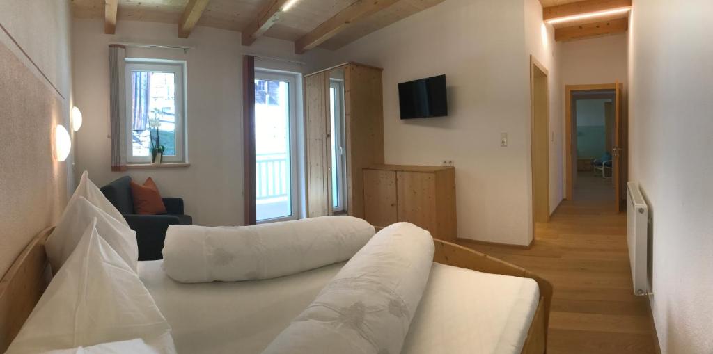 Televízia a/alebo spoločenská miestnosť v ubytovaní Appartement Kneisl