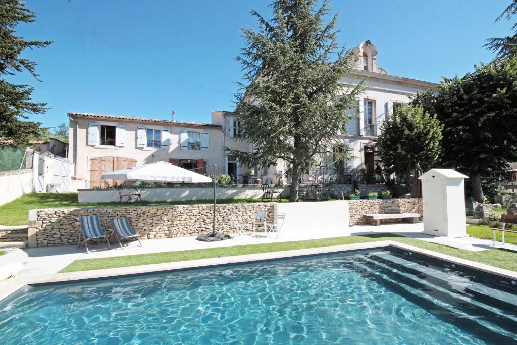 - une piscine en face d'une maison dans l'établissement Cottage provencal - Villa saint Marc, à Forcalquier