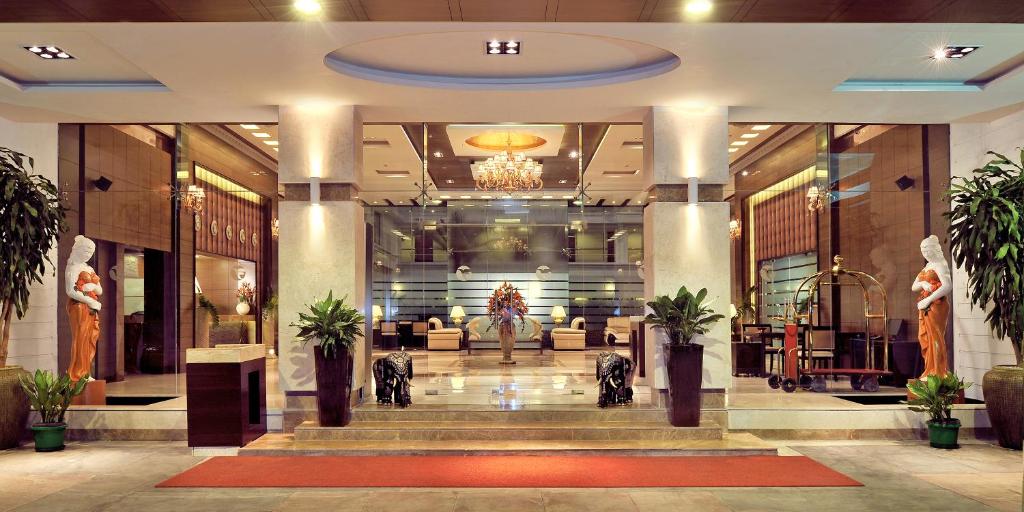 eine Lobby eines Hotels mit einer großen Lobby mit Sofas in der Unterkunft Fortune JP Palace, Mysore - Member ITC's Hotel Group in Mysore