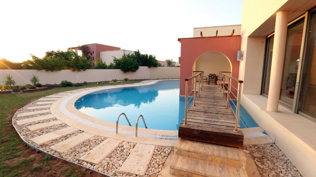 Bazén v ubytování Tala Bay Residence - Families Only nebo v jeho okolí