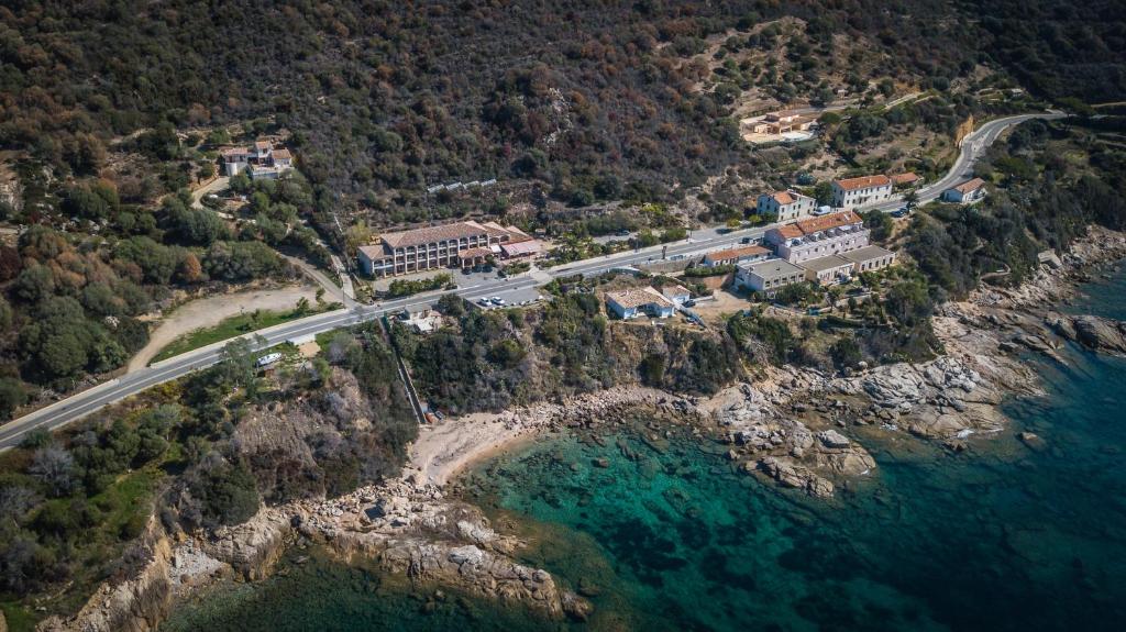 uma vista aérea de um resort e do oceano em L'Allegria em Casaglione