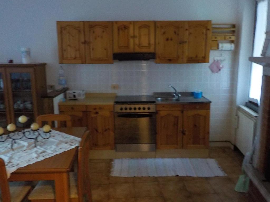 A kitchen or kitchenette at Casa vacanze Dalia