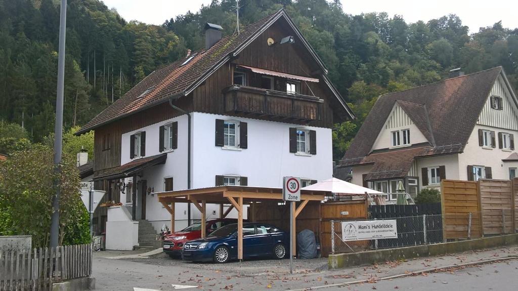 dom z samochodem zaparkowanym przed nim w obiekcie Ferienwohnung Huber w mieście Dornbirn