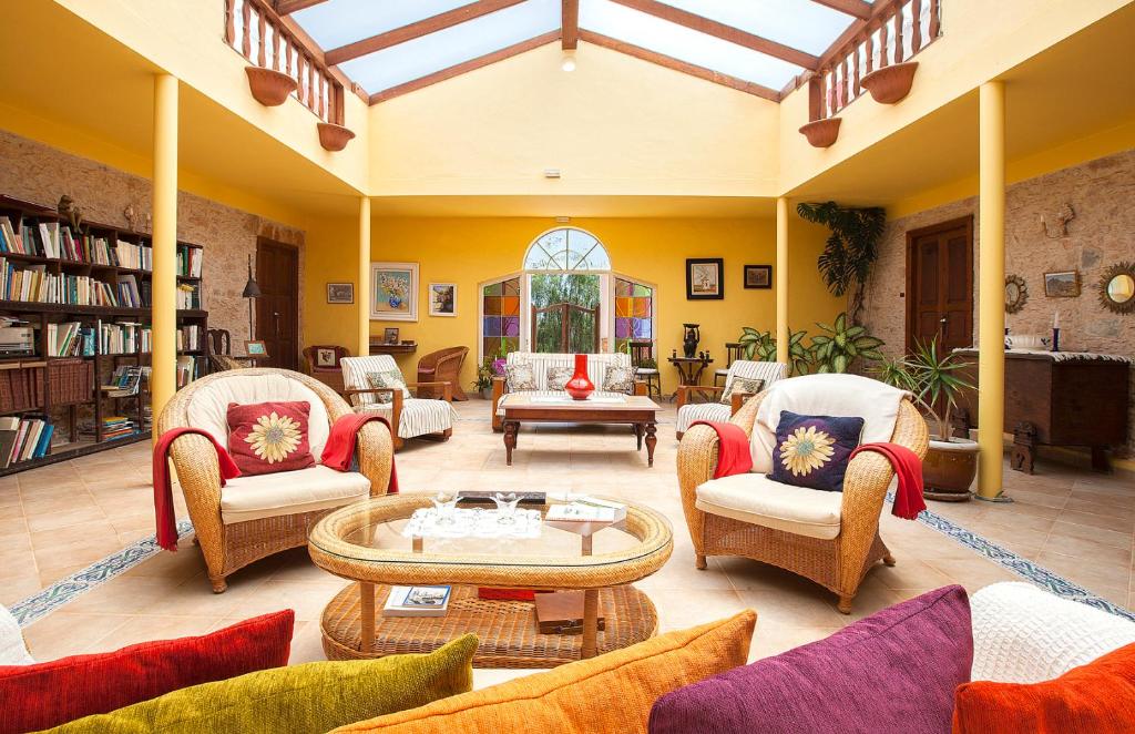 una gran sala de estar con sillas y mesa. en Hotel Rural Era de la Corte - Adults only, en Antigua