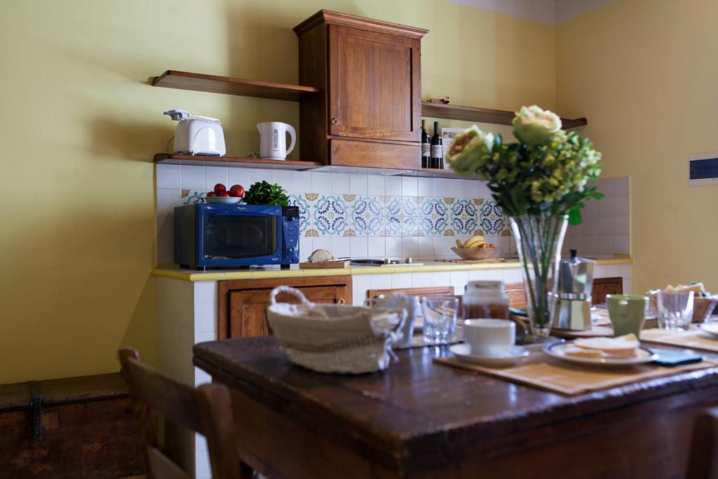 A cozinha ou cozinha compacta de Re Artù Assisi Country Lifestyle