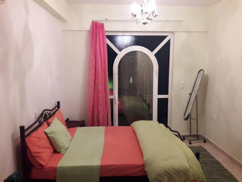 Posteľ alebo postele v izbe v ubytovaní Semiramis Apartments
