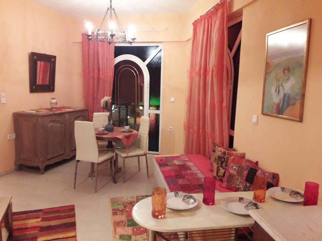 Posedenie v ubytovaní Semiramis Apartments
