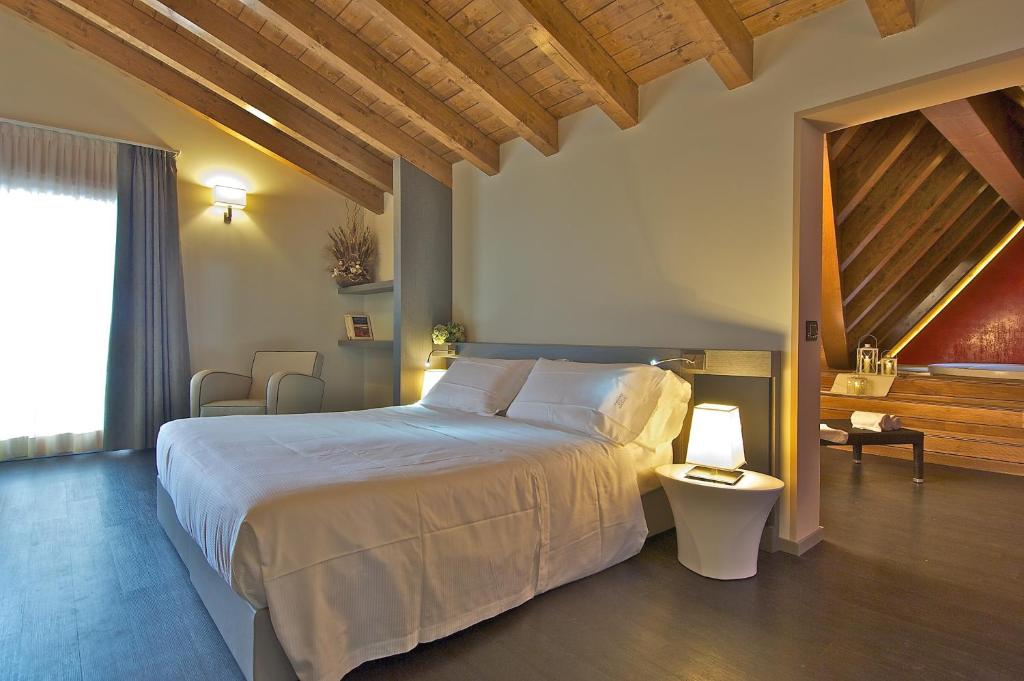 Postel nebo postele na pokoji v ubytování Harmony Suite Hotel