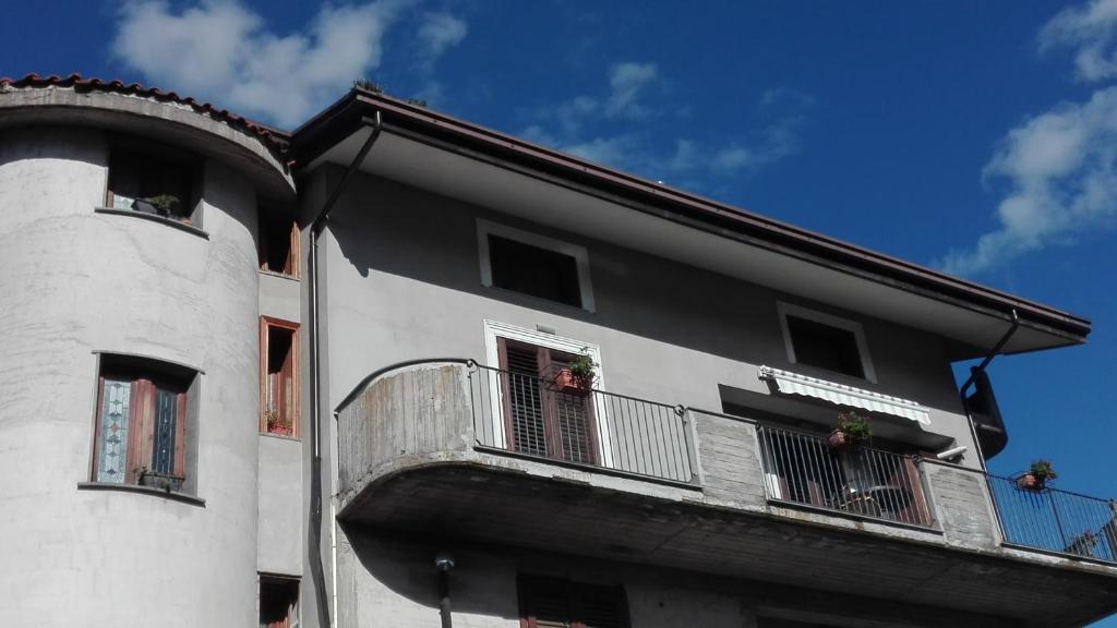 un edificio bianco con balcone sul lato di Il corbezzolo a Linguaglossa