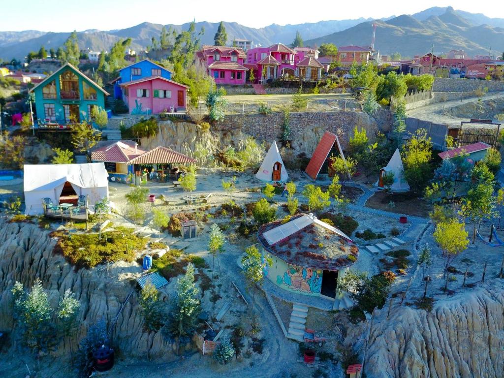 un modelo de una pequeña ciudad con casas y edificios en Colibrí Eco Lodge & Camping, en La Paz