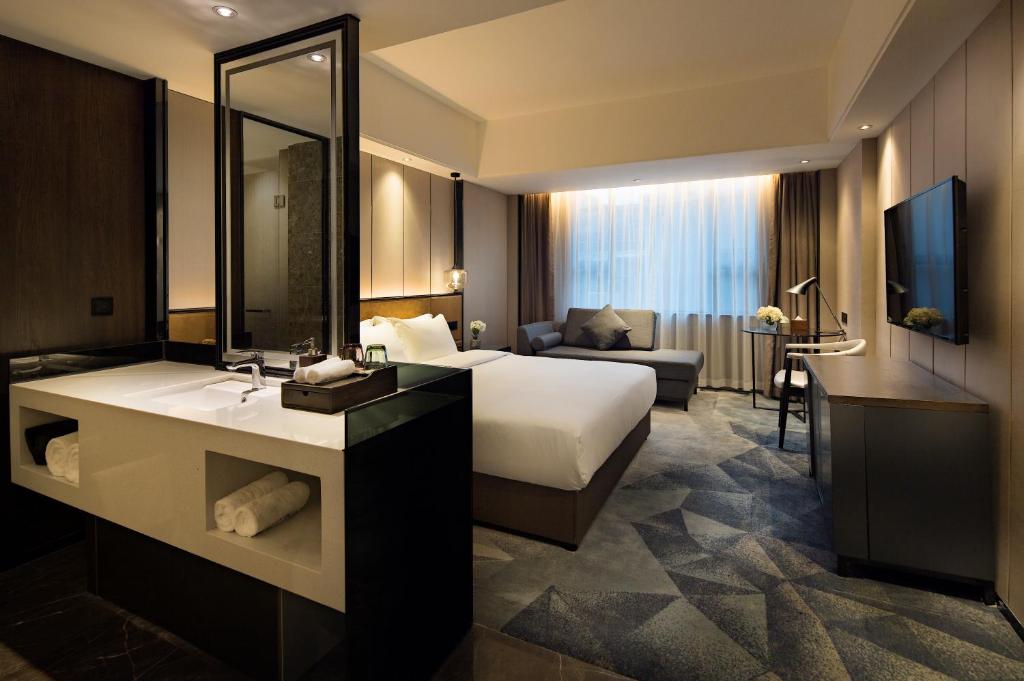 Postel nebo postele na pokoji v ubytování Paco Hotel Datang Metro Guangzhou