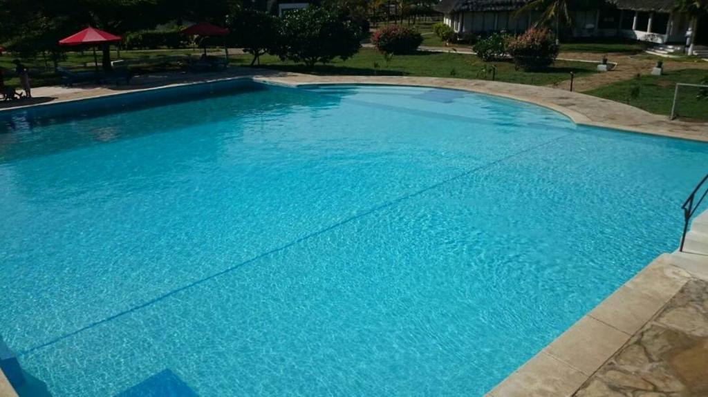 マリンディにあるFlappy Beach Villa Malindi Mambruiの青い水の大きなプール