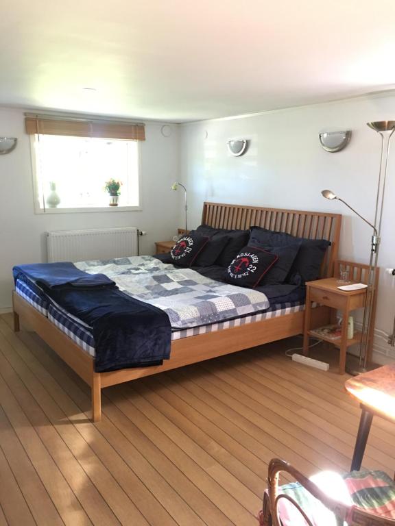 - une chambre avec un grand lit dans l'établissement Rum i villa - Kärleksudden Norrtälje, à Norrtälje