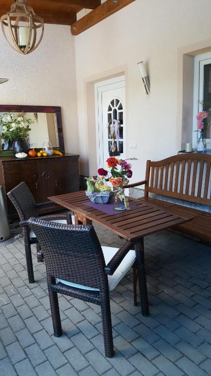 ホーエンシュタイン・エルンストタールにあるFerienwohnung Kraskaの木製テーブル(椅子2脚、花のテーブル付)