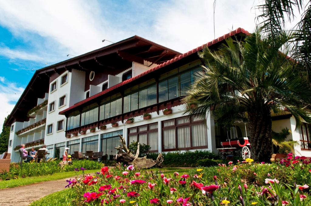 un edificio con flores delante en Hotel Renar, en Fraiburgo