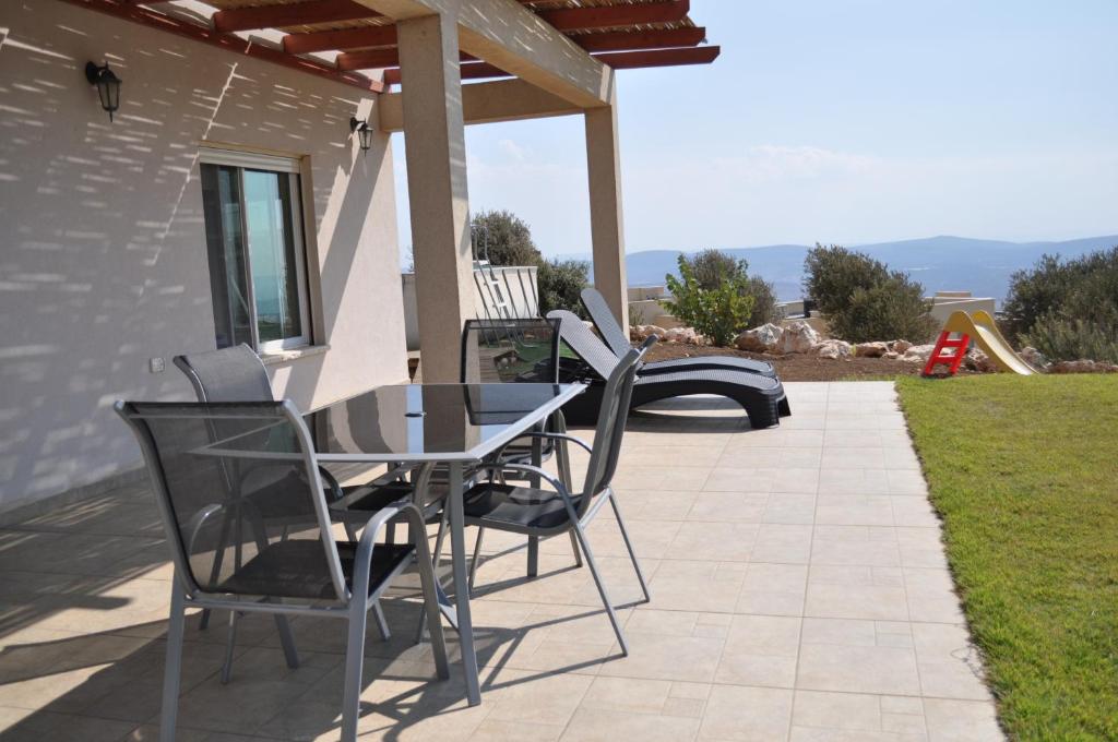 een tafel en stoelen op een patio bij Shmulik Galilee in Lavon