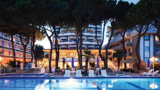 una grande piscina di fronte a un edificio di Hotel Ambasciatori Palace a Lido di Jesolo