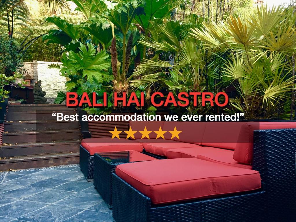 Un cartello che legge "Ball haat Castro" con un divano rosso. di Bali Hai Castro a San Francisco
