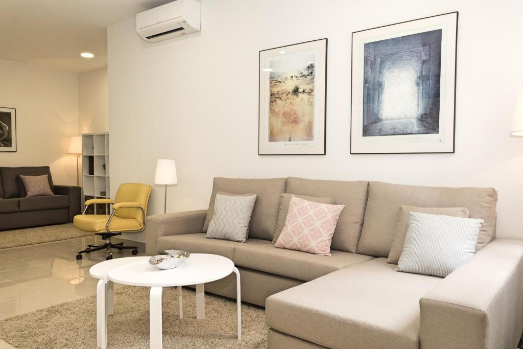 a living room with a couch and a table at Apartamento Malagueta Gutenberg in Málaga