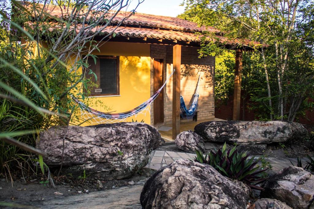une maison avec un hamac en face de celle-ci dans l'établissement Villa Justen Pousada, à Lençóis