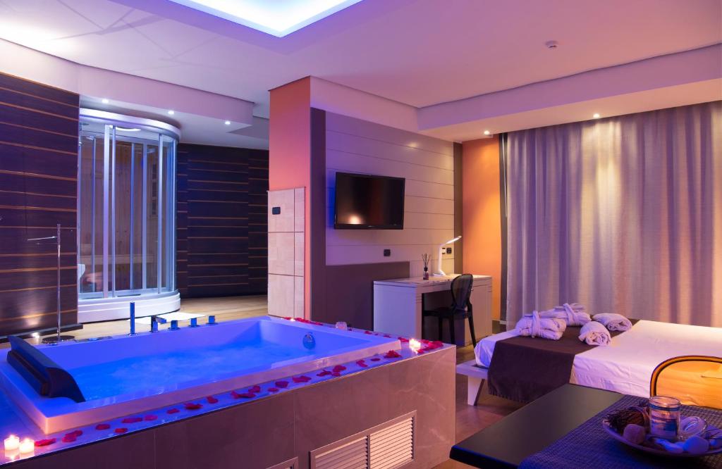ein Hotelzimmer mit einer Badewanne in der Mitte eines Schlafzimmers in der Unterkunft Grand Hotel Biffy in Ariano Irpino