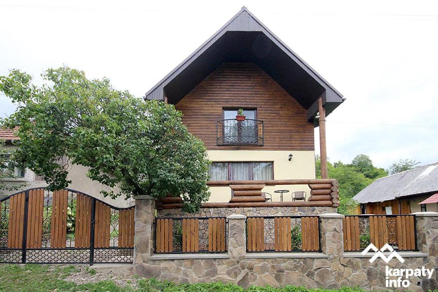 una casa con una valla delante de ella en EcoLodge, en Novoselitsa