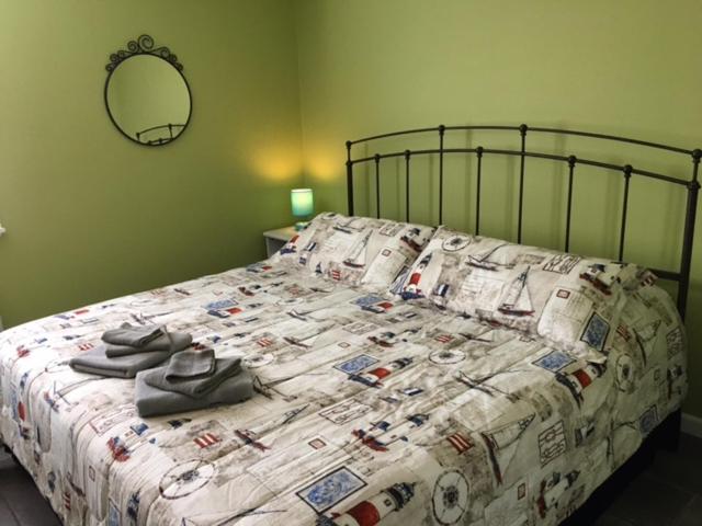 Letto o letti in una camera di Ahoy Inn Guesthouse