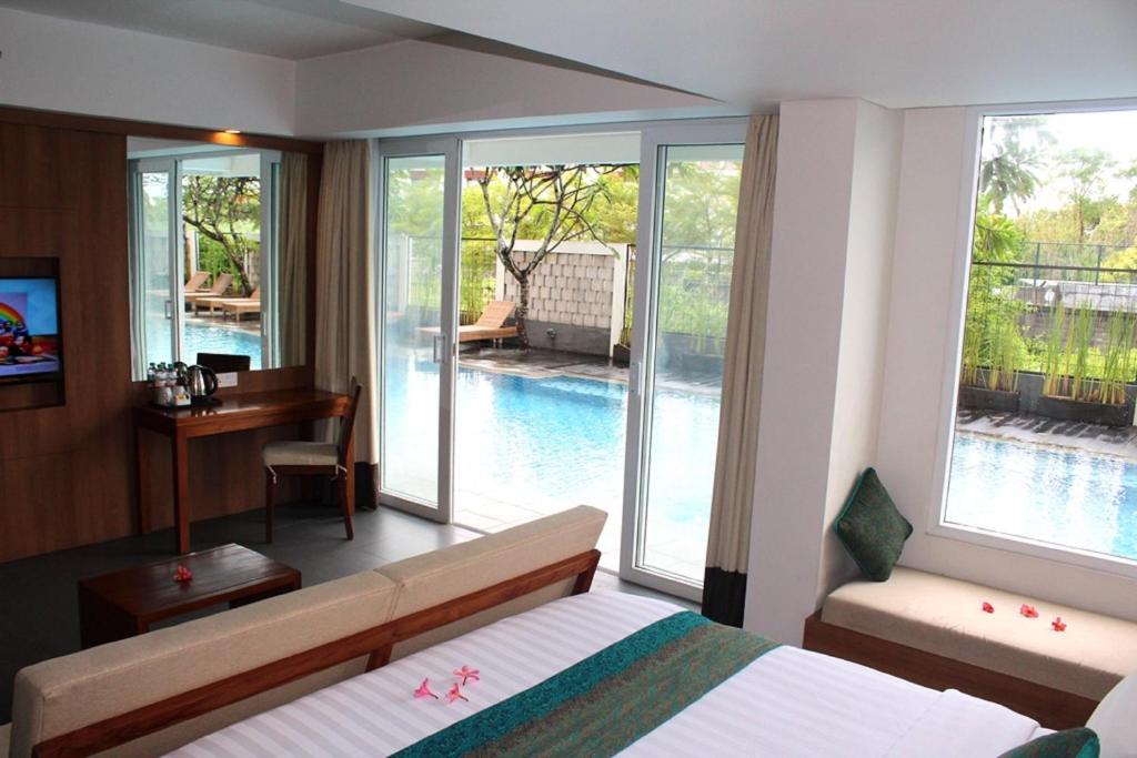 Бассейн в Paragon Hotel Seminyak или поблизости