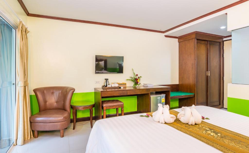 TV a/nebo společenská místnost v ubytování Aonang Silver Orchid Resort