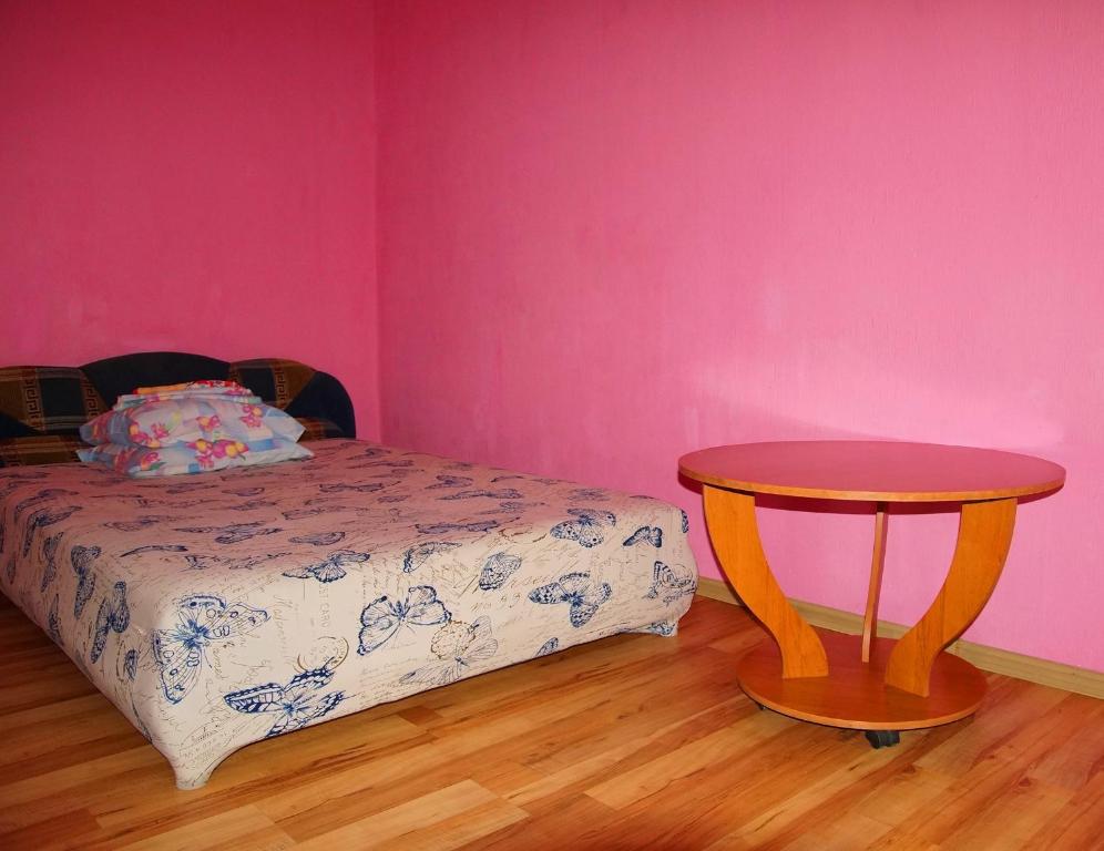 チタにあるул.Ленина д.25のピンクの壁の部屋(ベッド1台、テーブル付)