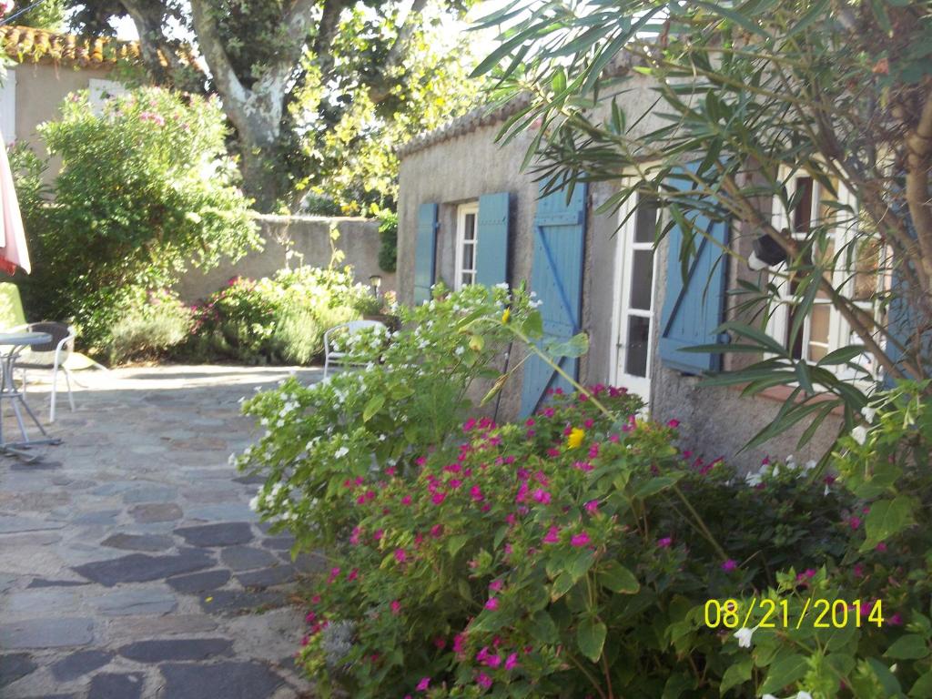 un jardin fleuri devant une maison dans l'établissement huis grau d agde, au Grau-dʼAgde