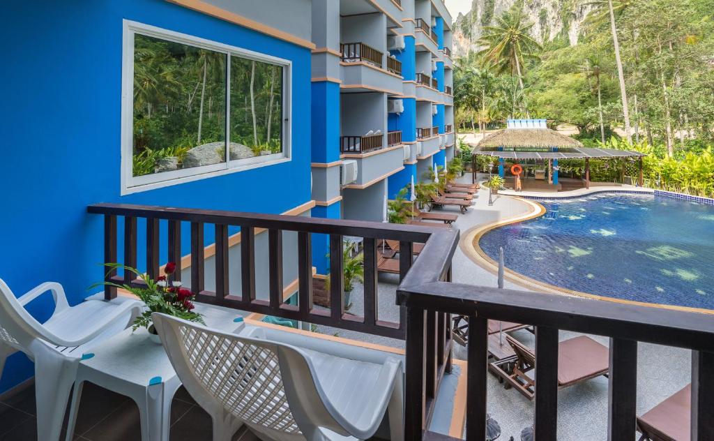 Bazén v ubytování Aonang Silver Orchid Resort nebo v jeho okolí