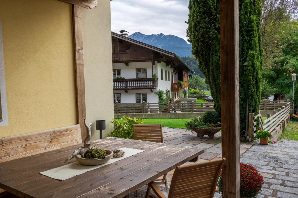 Vista generica sulle montagne o vista sulle montagne dall'interno dell'appartamento