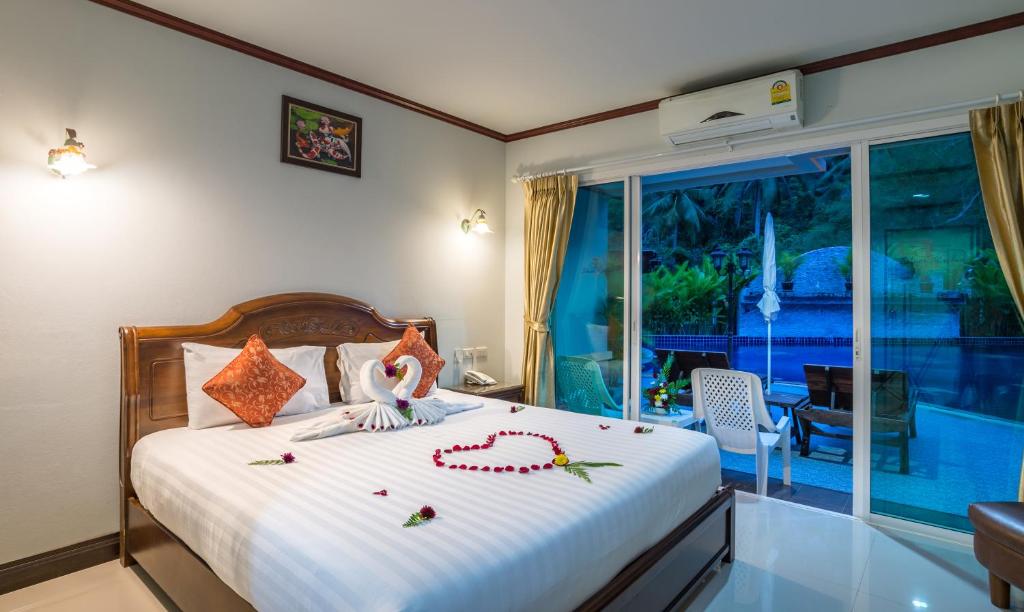 Postel nebo postele na pokoji v ubytování Aonang Silver Orchid Resort