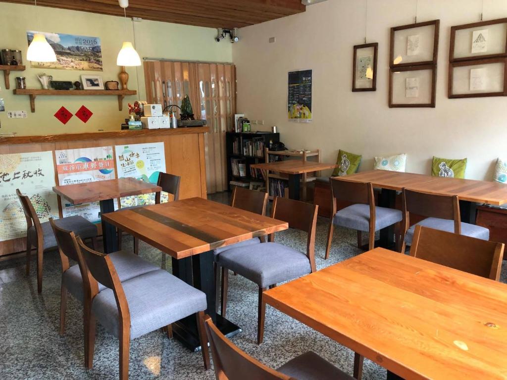 ein Restaurant-Esszimmer mit Holztischen und -stühlen in der Unterkunft Fuli Stay 無提供早餐的住宿 in Fuli