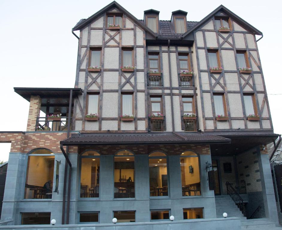 un edificio alto con una torre con ventanas en Faria Boutique Hotel, en Tsaghkadzor