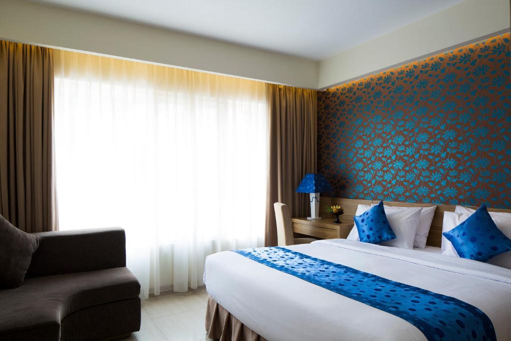 Postel nebo postele na pokoji v ubytování Natya Hotel Kuta