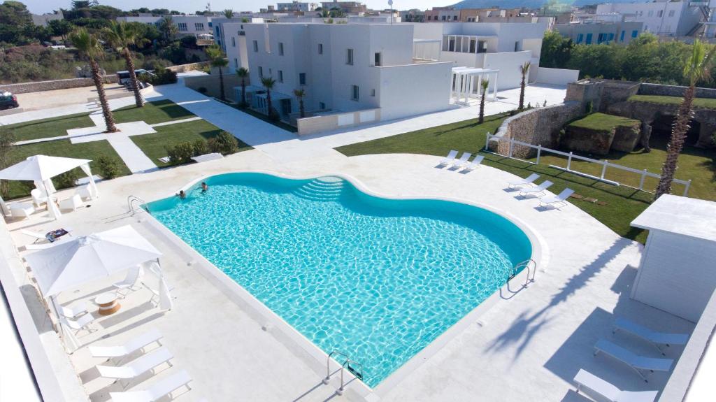 una vista aérea de una piscina en una villa en Camarò Favignana, en Favignana