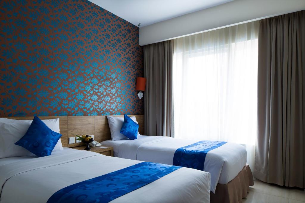 Postel nebo postele na pokoji v ubytování Natya Hotel Kuta