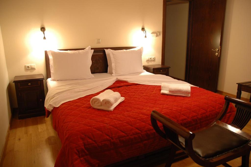 Postel nebo postele na pokoji v ubytování Zagori Philoxenia Hotel
