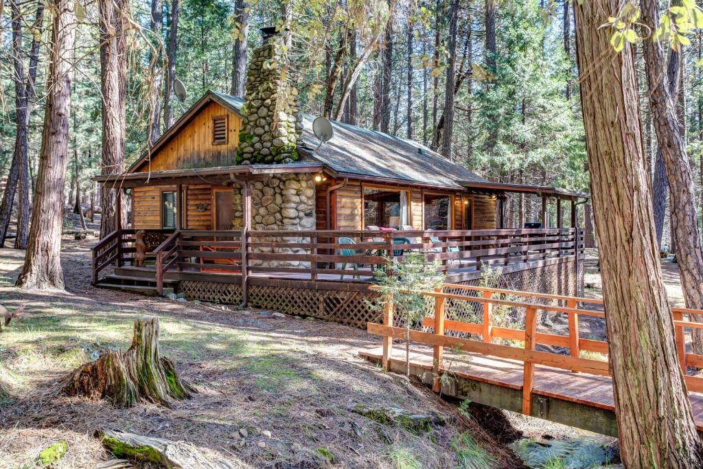 a log cabin in the middle of a forest at 51 Mia Mora in Wawona