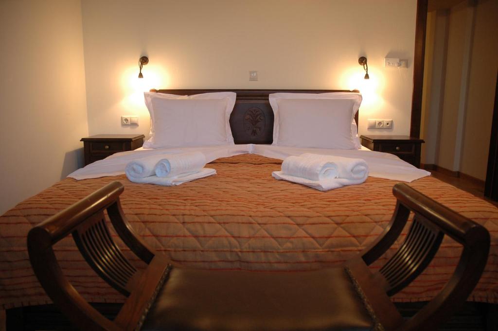 Postel nebo postele na pokoji v ubytování Zagori Philoxenia Hotel