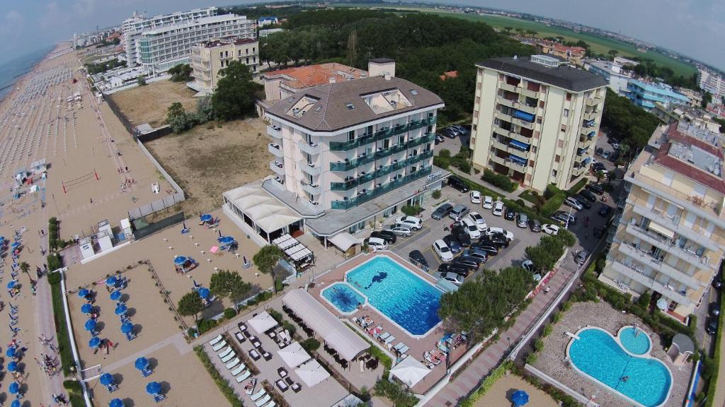 vista aerea di un hotel e di una piscina di Hotel La Bussola a Lido di Jesolo